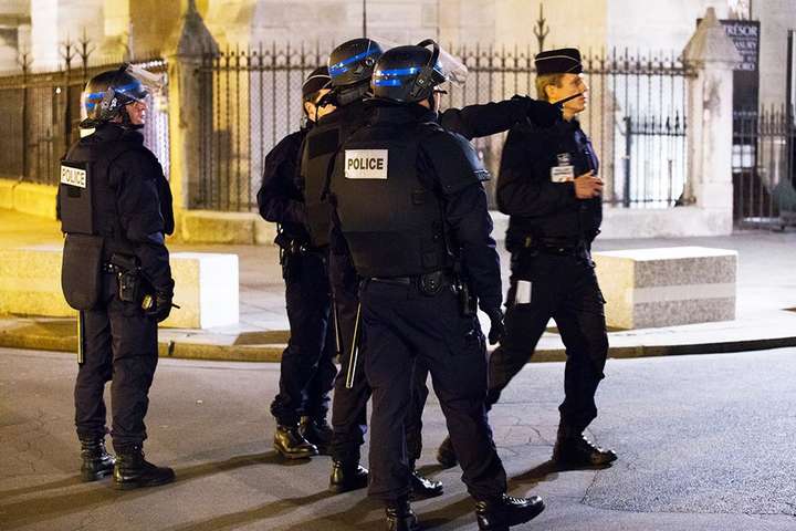 В Парижі затримали трьох підозрюваних у підготовці терактів