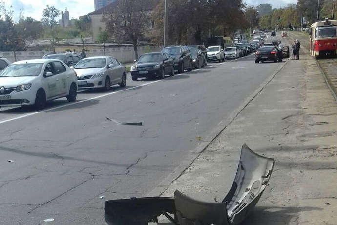 У Києві невідомі обстріляли автомобіль: є поранені 