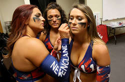 Как симпатичные девушки в купальниках играют в американский футбол