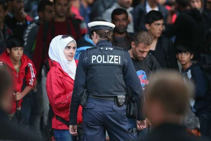 Німеччина відвертається від мігрантів? Глава МВС закликав знизити допомогу біженцям