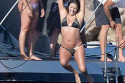 42-летнюю Еву Лонгорию заметили в интересном положении. Фото в бикини из Греции