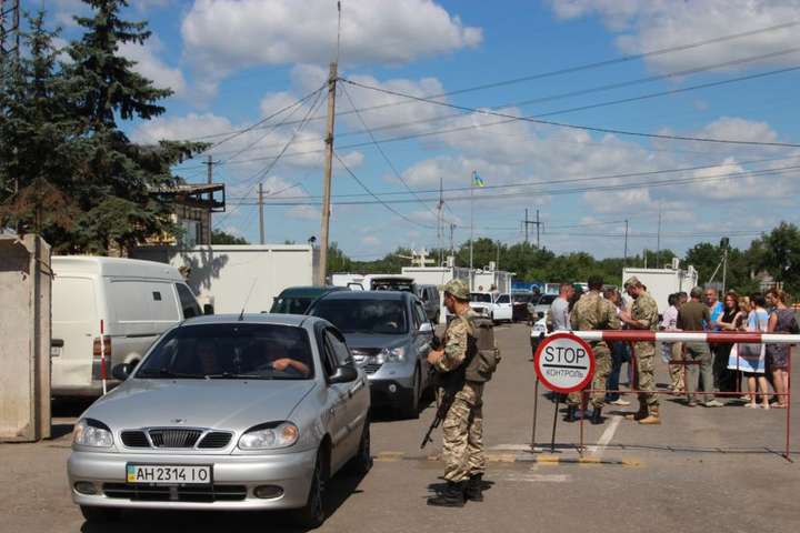Російські терористи обстріляли дорожній коридор біля пункту пропуску «Майорське»