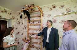 Порошенко у День танкіста завітав до родини Героя України