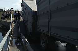 На Миколаївщині вантажівка потопила понтонний міст (фото)