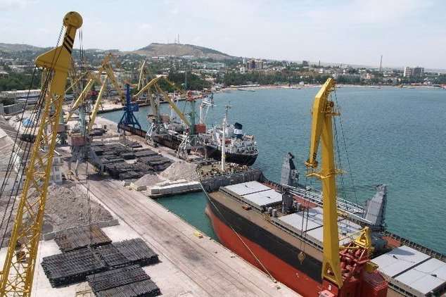 Україна зафіксувала іноземне судно, яке незаконно зайшло в порт окупованого Криму