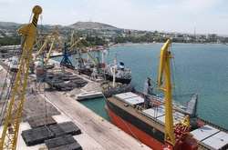 Україна зафіксувала іноземне судно, яке незаконно зайшло в порт окупованого Криму