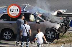 У Києві позашляховик врізався у відбійник. Водій одразу зняв номера