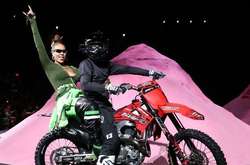 Рианна устроила настоящее байк-шоу на подиуме