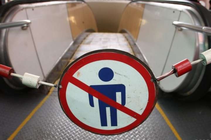 Стали відомі подробиці про зупинку київського метро 