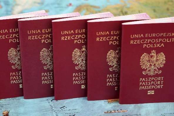 Польща передумала зображати львівський цвинтар на своїх паспортах