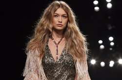 Как золушка: Супермодель Джиджи Хадид потеряла туфлю на подиуме