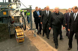 Президент Білорусії Олександр Лукашенко під час ремонту доріг