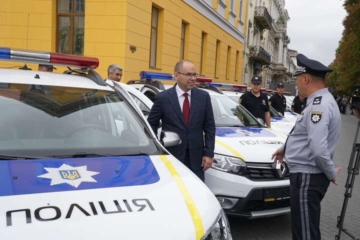 Голова Одеської ОДА Степанов передав поліції області 77 патрульних авто