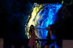 В Днепре водопад стал патриотичным: яркое видео 