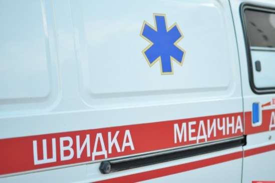 В Києві медики зв’язали неадекватного чоловіка, який перебігав шестисмугову дорогу