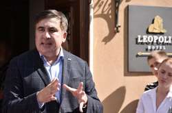 Михайло Саакашвілі біля львівського готелю