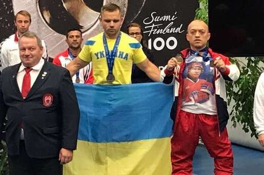 Російського спортсмена дискваліфікували за футболку з портретом Путіна