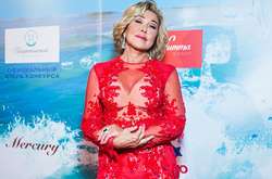 В прозрачном платье и без трусов: российская звезда шансона забыла одеть нижнее белье