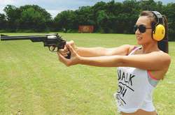 Соблазнительные девушки с оружием