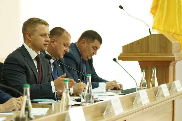 Необхідно збирати позачергову сесію і вирішувати питання про збільшення зарплат вчителям і лікарям - губернатор Київщини