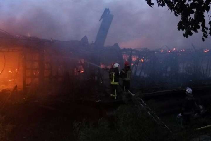Масштабный пожар в Киеве: сгорел новый ресторан на воде