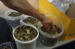  Активісти принесли 140 кілограмів монет у відрах / скріншот  