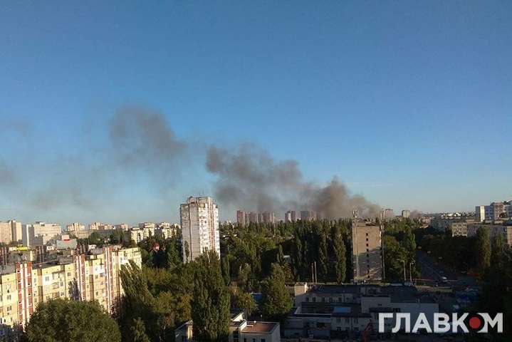 У Києві масштабна пожежа