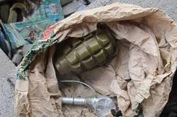 У столиці біля вокзалу на паркінгу знайшли гранату