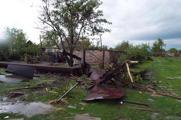 Негода на Луганщині: пошкоджено покрівлі будинків, школи, дитсадка