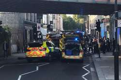 Поліція і рятувальники біля станції метро, де стався вибух