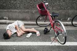 Под градусом: фотограф показал, как в Японии относятся к пьяным людям