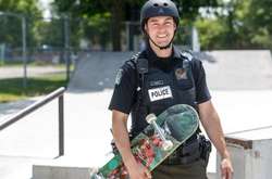 Значок, пистолет и доска: сеть взорвали фотографии первого полицейского-скейтбордиста