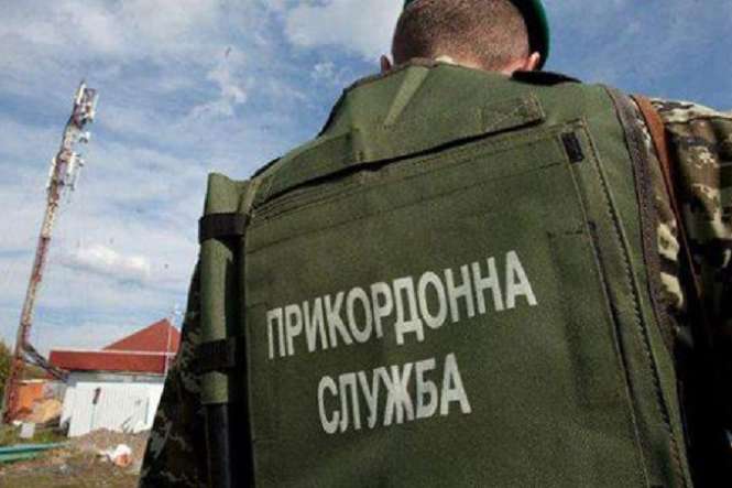 На Луганщині прикордонники затримали українця, який віз з Росії майже 500 шапок