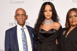 Ріанна з дідусем Ліонелем та матір'ю Монікою