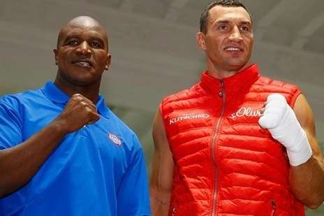 Евандер Холіфілд і Володимир Кличко. Фото: boxingscene.com - Холіфілд: Хотів, щоб Кличко завершив свою кар'єру на переможній ноті