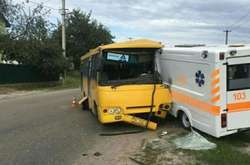 П'яна ДТП на Львівщині: маршрутка в'їхала в «швидку допомогу»