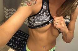 Девушки фотографируются в спортивных бюстгальтерах