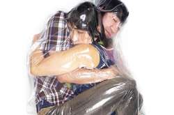 Экстремальная фотосессия: Харухико Кавагути фотографирует пары в вакуумной упаковке