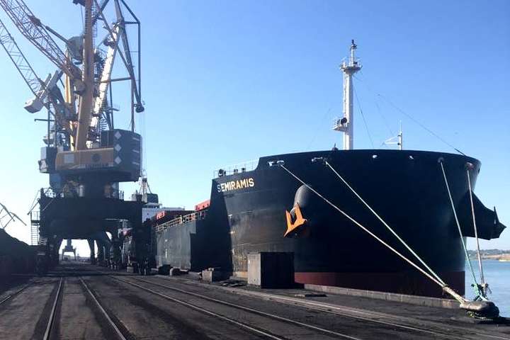 До України прибуло ще одне судно з вугіллям