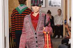 Дети Синди Кроуфорд Кайя и Пресли Гербер впервые вместе вышли на подиум показа Burberry