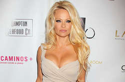 Памела Андерсон полностью разделась в компании танцора из Украины