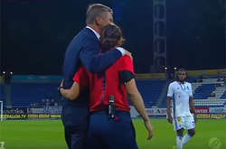 Як тренер «Динамо» Хацкевич обіймався з арбітром матчу з «Олімпіком» (відео)