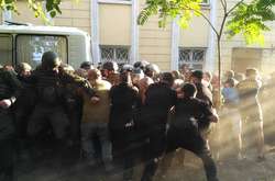 «Справа 2 травня»: активісти атакували суд, поліція застосувала газ