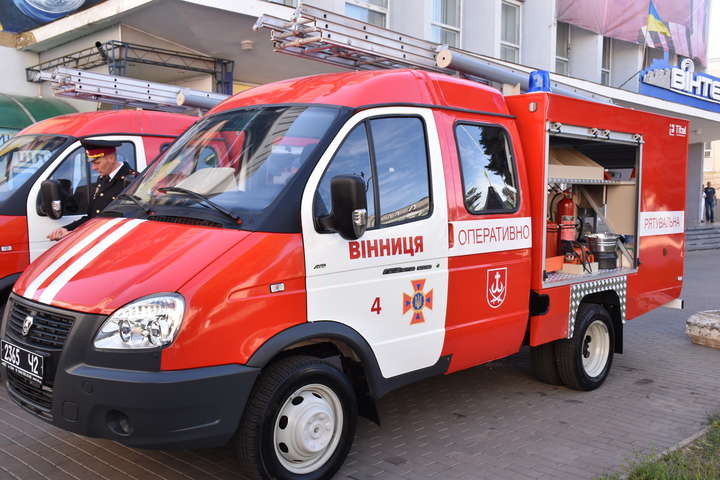 Професійне свято з подарунками: у Вінниці рятувальникам подарували автівки (фото)