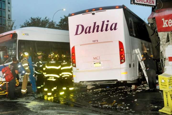 У Нью-йорку зіткнулися два пасажирські автобуси, є жертви