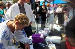 Прем'єр-міністр Онтаріо надіслала листівку в’язню Кремля Сущенку