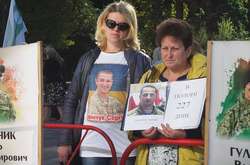 «Що ти зробив, щоб вони повернулися додому?» Нардепам напомнили о военнопленных