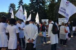 Сотня медиків біля Ради протестує проти медичної реформи 