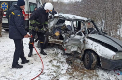 Моторошна ДТП на Вінниччині: легковик влетів у вантажівку