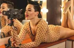 Даша Астафьева в ночной рубашке снялась в стильном клипе 